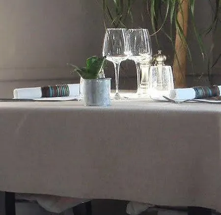 Hotell Logis Restaurant L'auberge Du Chateau